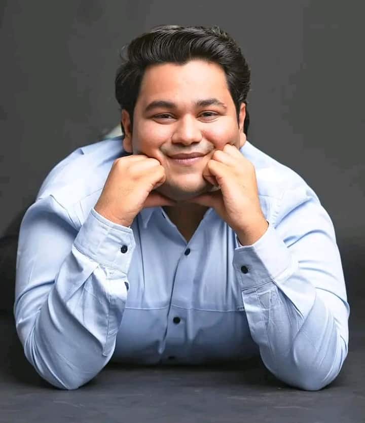 धर्मित – शो में गोगी यानि गुलाब सिंह हाथी का रोल एक्टर धर्मित निभाते हैं. रिपोर्ट्स के अनुसार उनकी फीस 10 से 15 हजार के बीच है.