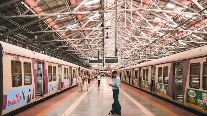 ટ્રેનમાં મુસાફરી કરતા લોકોના મનમાં ઘણીવાર ઘણા પ્રશ્નો હોય છે. મુસાફરોને ટિકિટ અને દંડ વિશે ઘણા પ્રશ્નો હોય છે. પ્લેટફોર્મ ટિકિટ અને ટ્રેન ટિકિટ વચ્ચે શું તફાવત છે? આ પણ ઘણી વખત લોકોને સ્પષ્ટ હોતું નથી.