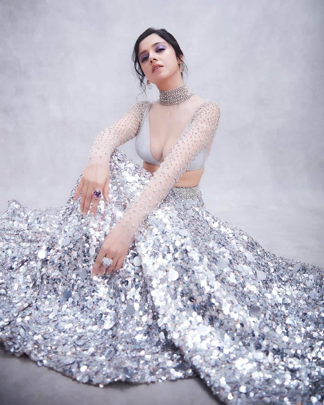 Wearing a transparent blouse with a silver sequence lehenga, Divya Bala looks beautiful. Shimri Eye Makeup is giving a copy to this outfit.