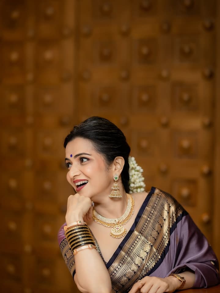 காபி வித் டிடி நிகழ்ச்சி மூலம் திரை பிரபலங்களை நாட்டியான கேள்வி மூலம் அழகாக்கினார்.