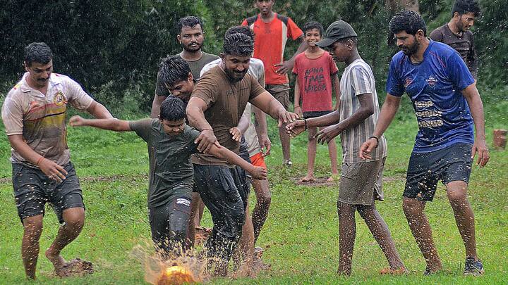 উত্তর-পশ্চিম বঙ্গোপসাগরে নতুন করে ঘূর্ণাবর্ত তৈরি হয়েছে। এর প্রভাব রয়েছে গাঙ্গেয় পশ্চিমবঙ্গ ও ওড়িশা সংলগ্ন এলাকায়। সোমবারের মধ্যে এটি নিম্নচাপে পরিণত হবে। যার জেরে আজ হালকা থেকে মাঝারি পরিমাণে বৃষ্টি হতে পারে দক্ষিণবঙ্গে।