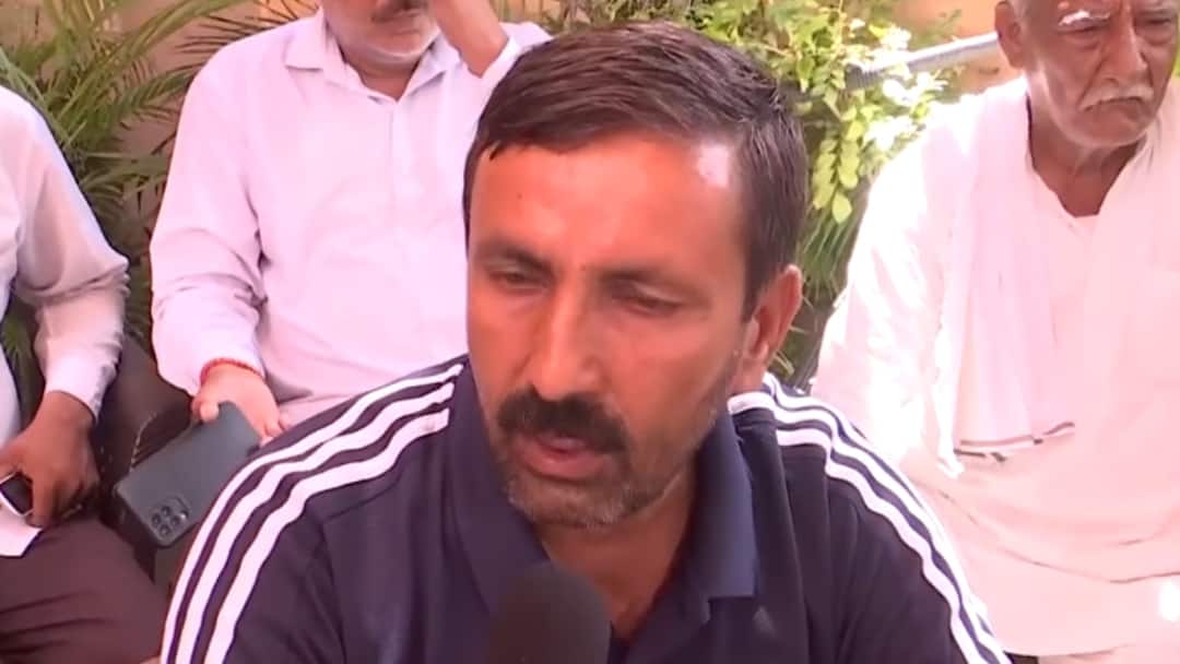 Greater Noida Nikki Murder Father Said They are killers Should be Encounter and Bulldozer Action house 'हत्यारे हैं, एनकाउंटर कर देना चाहिए, घर पर भी चले बुलडोजर', निक्की के पिता की CM योगी से मांग