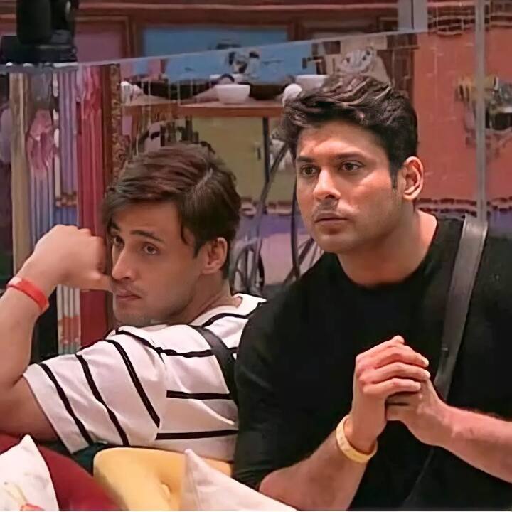 बिग बॉस का 13वां सीजन अपने समय का सबसे चर्चित सीजन साबित हुआ, और इसकी लोकप्रियता का बड़ा कारण बने विवाद. इस सीजन में सिद्धार्थ शुक्ला और आसिम रियाज की दुश्मनी से लेकर सिद्धार्थ और शहनाज गिल के रोमांस तक, हर पल मनोरंजन से भरपूर रहा. लेकिन सबसे चौंकाने वाला मोड़ तब आया जब सलमान खान ने टीवी पर अरहान खान का राज उजागर किया, कि वह पहले से शादीशुदा और पिता थे. यह खुलासा उस वक्त हुआ जब अरहान ने शो में रश्मि देसाई को प्रपोज किया था.