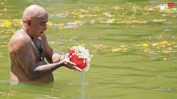गरुड़ पुराण के अनुसार, तीसरे, सातवें या नौवें दिन अस्थियाँ एकत्र की जाती हैं और फिर दस दिनों के भीतर गंगा या किसी अन्य पवित्र नदी में विसर्जित कर दी जाती हैं.