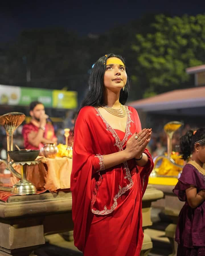 इस तस्वीर में तान्या लाल साड़ी और माथे पर तिलक लगाकर बहुत ही सुंदर लग रही हैं. तान्या ग्लैमरस होने के साथ-साथ काफी धार्मिक भी हैं.