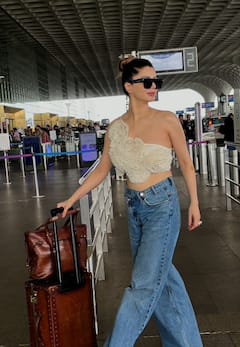 Celebs Spotted: डैशिंग लुक में स्पॉट हुए कार्तिक आर्यन, तो हॉल्टर नेक ड्रेस में मौनी ने ढाया कहर, देखें बाकी स्टार्स का तस्वीरें