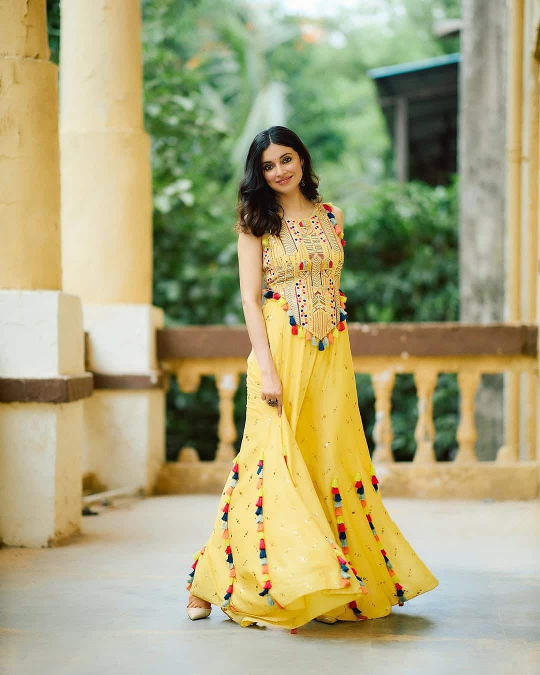 The matching top actress with Yellow color Share is very much felt. Divya has kept her look very simple, yet she looks very beautiful.