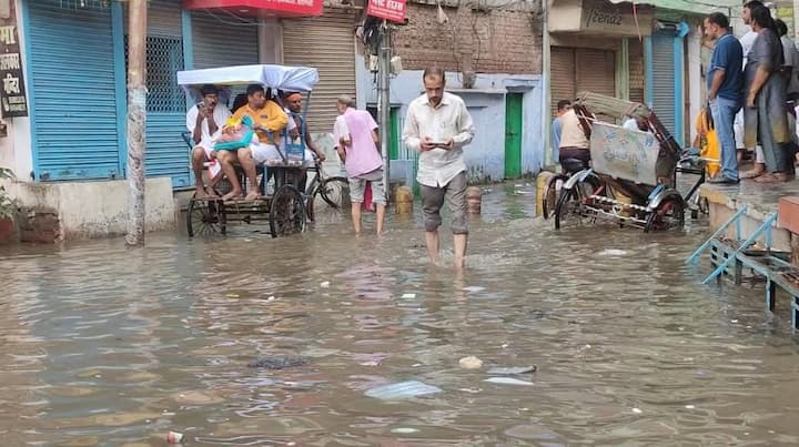 देर रात करीब 5 से 6 घंटे की अवधि में हुई बारिश की वजह से सड़के मानो दरिया जैसी नजर आ रहीं थी. लोगों को पानी में घुसकर रास्ता पार करना पड़ रहा है. तंग गलियों और बंद सीवरों की वजह से नाले चौत हो गए हैं जिससे जलभराव की स्थिति पैदा हो गई है.