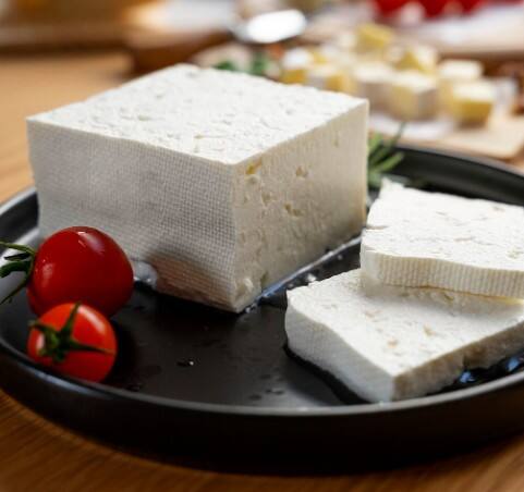 ਨਕਲੀ ਪਨੀਰ ਖਾਣ ਨਾਲ ਸਿਹਤ ਤੇ ਬੁਰਾ ਅਸਰ ਪੈਂਦਾ ਹੈ। ਇਸ ਨਾਲ ਪਾਚਣ ਦੀ ਪ੍ਰਣਾਲੀ ਖਰਾਬ ਹੁੰਦੀ ਹੈ, ਗਟ ਵਿੱਚ ਬੁਰੇ ਬੈਕਟੀਰੀਆ ਵੱਧ ਜਾਂਦੇ ਹਨ, ਕੋਲੈਸਟਰੋਲ ਵਧਦਾ ਹੈ ਅਤੇ ਦਿਲ ਦੀਆਂ ਬਿਮਾਰੀਆਂ ਦਾ ਖਤਰਾ ਬਣਦਾ ਹੈ। ਹੱਡੀਆਂ ਕਮਜ਼ੋਰ ਹੁੰਦੀਆਂ ਹਨ, ਲੰਬੇ ਸਮੇਂ ਖਾਣ ਨਾਲ ਜਿਗਰ, ਕਿਡਨੀ ਦੀਆਂ ਬਿਮਾਰੀਆਂ ਅਤੇ ਫੂਡ ਪੋਇਜ਼ਨਿੰਗ ਵੀ ਹੋ ਸਕਦੀ ਹੈ।