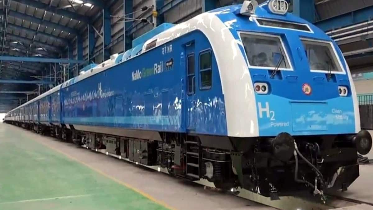 இந்தியாவின் முதல் ஹைட்ரஜன் ரயில்: சென்னை ஐ.சி.எஃப்வில் தயாரிப்பு.. சுற்றுச்சூழலுக்கு உகந்த பயணம்!