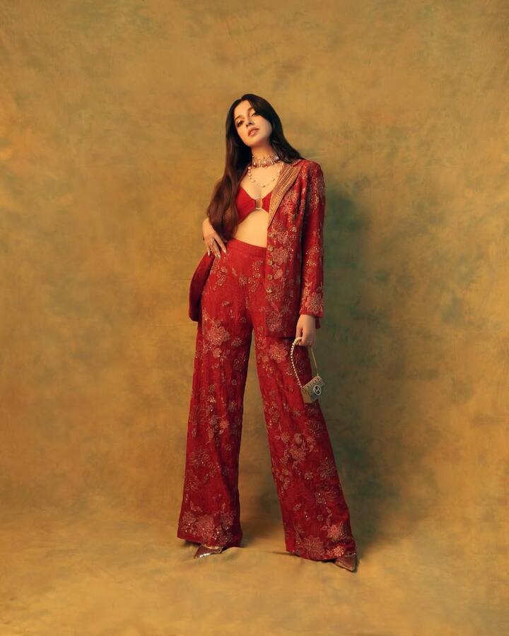 Divya Bose, wearing a matching blazer and pants with a red color brlege, is seen flaunting. The actress has completed her look with pearl neckpiece and open hair, which is suit a lot on her.