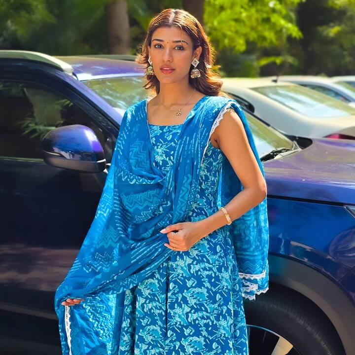 Along with this, she also shares her glamorous photos on social media. Every time fans lose their heart after seeing their beauty.