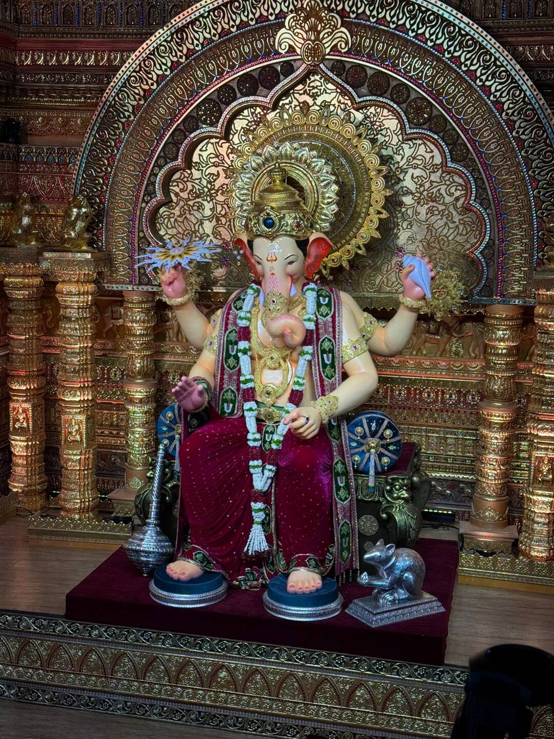 લાલબાગચા રાજાની પ્રથમ ઝલક: હાથમાં ચક્ર, માથા પર મુગટ અને જાંબલી વસ્ત્રોમાં ગણપતિ બાપ્પાના ભવ્ય દર્શન Lalbaugcha Raja 2025 First Look Unveiled in Mumbai, Crown Attracts Devotees Before Ganesh Chaturthi લાલબાગચા રાજાની પ્રથમ ઝલક: હાથમાં ચક્ર, માથા પર મુગટ અને જાંબલી વસ્ત્રોમાં ગણપતિ બાપ્પાના ભવ્ય દર્શન