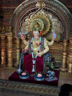 લાલબાગચા રાજાની પ્રથમ ઝલક: હાથમાં ચક્ર, માથા પર મુગટ અને જાંબલી વસ્ત્રોમાં ગણપતિ બાપ્પાના ભવ્ય દર્શન