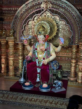 લાલબાગચા રાજાની પ્રથમ ઝલક: હાથમાં ચક્ર, માથા પર મુગટ અને જાંબલી વસ્ત્રોમાં ગણપતિ બાપ્પાના ભવ્ય દર્શન