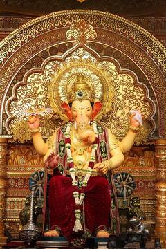 Lalbaugcha Raja PHOTO :  लालबागच्या राजाचं पहिलं दर्शन, यंदाचा दरबार तिरुपती बालाजीच्या राज मुकुटात, पाहा फोटो