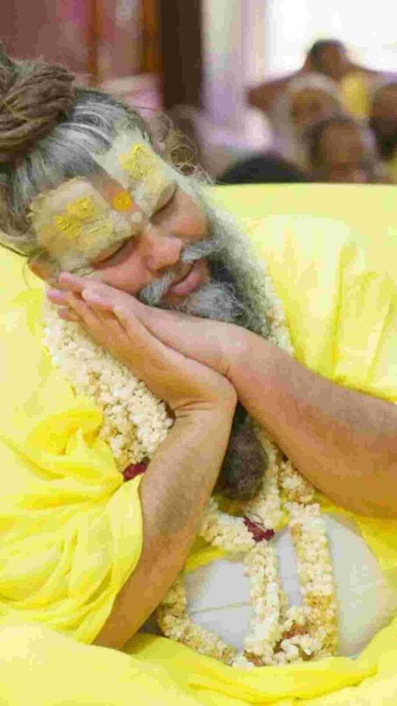 प्रेमानंद महाराज से कैसे मिल सकते हैं?