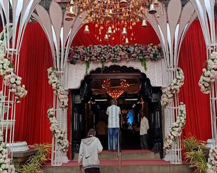 गणेशोत्सवानिमित्त गणपती मंदिराला आकर्षक सजावट देखील करण्यात आली आहे.