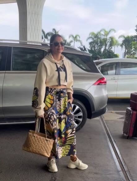 90 के दशक में बॉलीवुड पर धमाल मचाने वाली खूबसूरत एक्ट्रेस ईशा कोप्पिकर को पैपराजी ने एयरपोर्ट पर स्पॉट किया. जहां वो मैचिंग स्कर्ट-टॉप में दिखी.