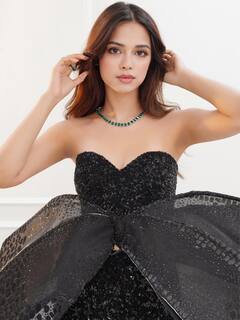 बॉलीवुड की ‘फूल’ पर चढ़ा ग्लैमर का खुमार, ब्लैक ऑफ शोल्डर गाउन में बटरफ्लाई बनकर इतराईं नितांशी गोयल