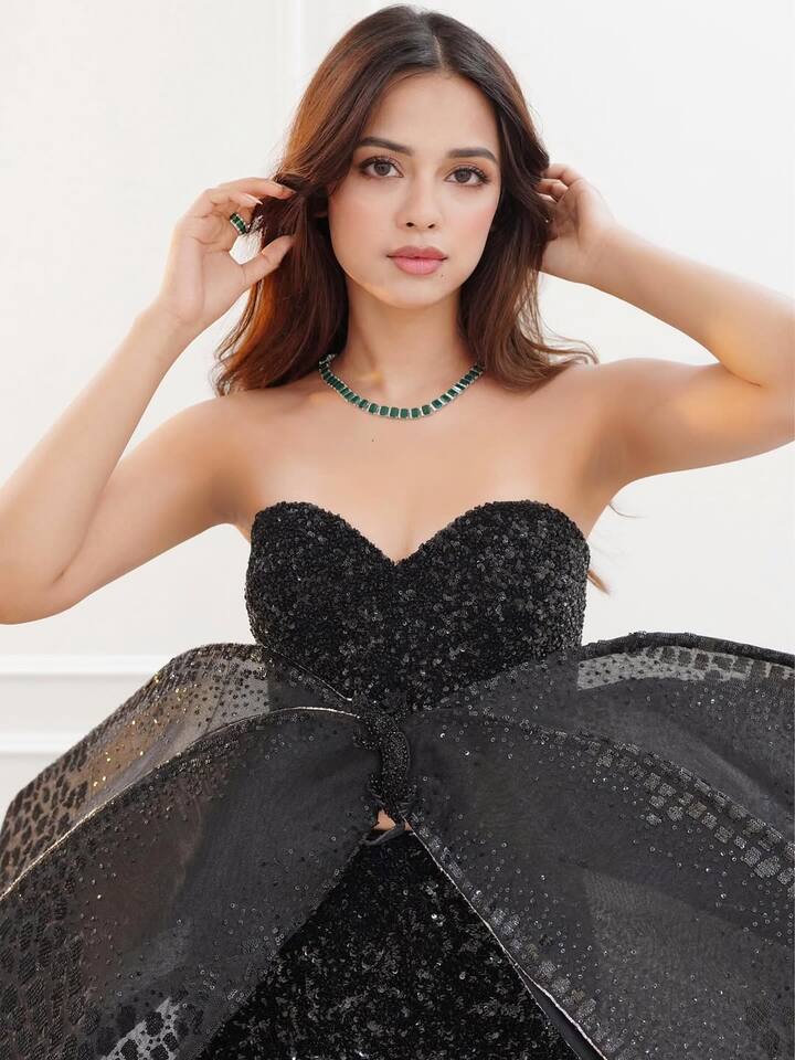 नितांशी गोयल ने अपने ग्लैमरस अवतार की तस्वीरें इंस्टाग्राम अकाउंट पर शेयर की. जो अपलोड होते ही वायरल होने लगी.