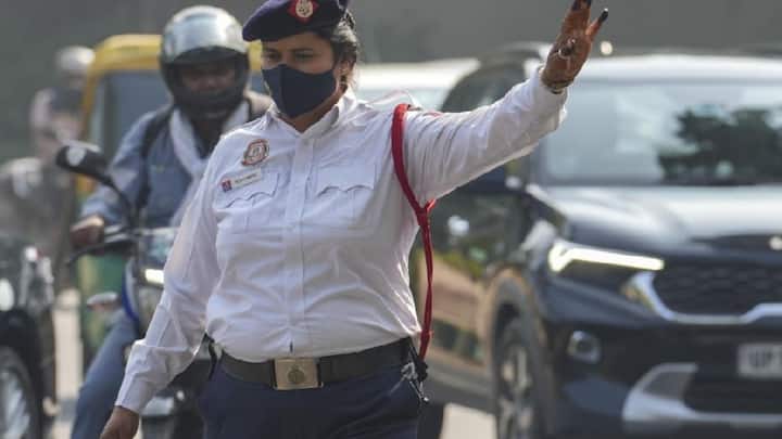 लेकिन आपको बता दें ट्रैफिक विभाग ने इस मामले में साफ नियम बनाए हैं. जब भी किसी वाहन चालक पर चालान काटा जाता है तो उसके पास इसे भरने के लिए एक टाइम लिमिट दी जाती है. सामान्य तौर पर चालान जारी होने के 60 दिनों के भीतर का समय मिलता है.