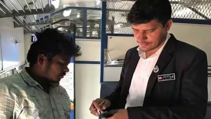 આવી સ્થિતિમાં, TTE તમારી પાસેથી મુસાફરીનું ભાડું વસૂલ કરે છે. ઉપરાંત, જો તમે પ્લેટફોર્મ ટિકિટ પર ટ્રેનમાં ચઢો છો, તો તમારે 250 રૂપિયા દંડ ચૂકવવો પડશે. આ પછી, તમને યોગ્ય ટિકિટ આપવામાં આવે છે. આ રીતે, તમે તમારી મુસાફરી ચાલુ રાખી શકો છો.