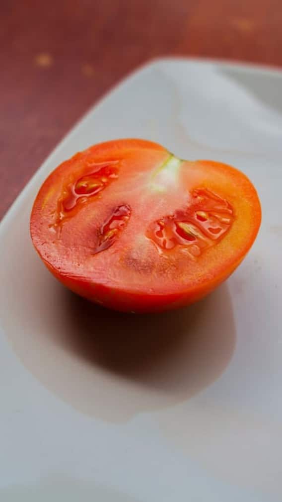 জেল্লা বাড়বে ত্বকের, সেদ্ধ টম্যাটো পাতে থাকলে কমবে হৃদরোগের ঝুঁকিও