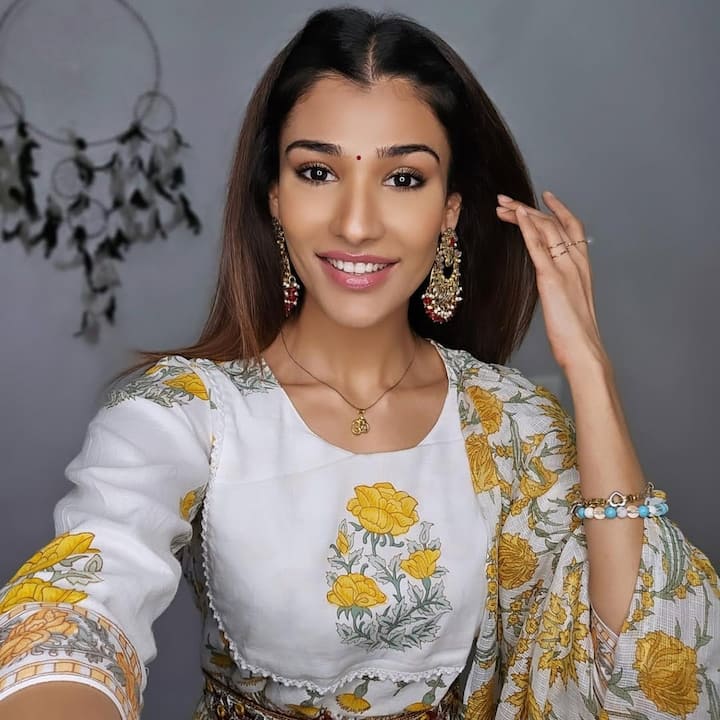 This Hasina, who started her career with modeling, has also worked in many web series, along with this, she has also spread her acting in many films.