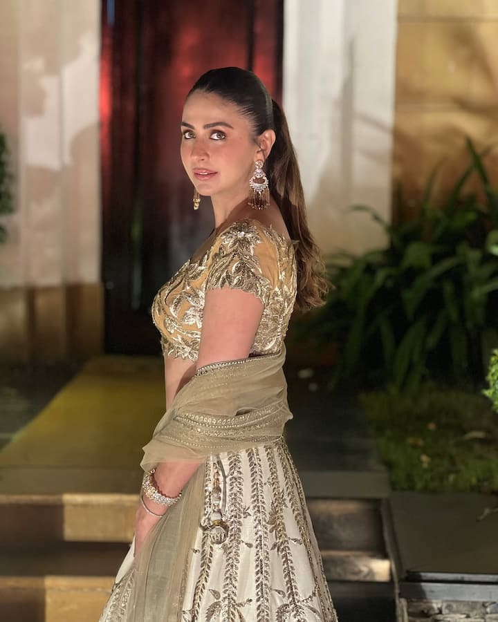 मालविका को अक्सर ही फैंस संग अपने स्पेशल मोमेंट की तस्वीरें शेयर करते देखा जाता है. यूजर्स भी जमकर एक्ट्रेस की तस्वीरों पर अपना प्यार बरसाते नजर आते हैं.