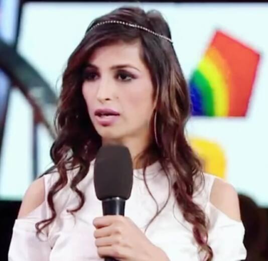 बिग बॉस में प्रियंका जग्गा के बर्ताव से सलमान खान नाराज हो गए. उन्होंने मनु पंजाबी की दिवंगत मां का मजाक उड़ाया और माफी मांगने से इनकार कर दिया. सलमान ने कलर्स टीवी को चेतावनी दी कि उन्हें फिर कभी इस शो या चैनल पर नहीं लाना चाहिए. उन्होंने कहा,