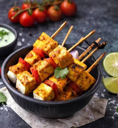 ਸ਼ੈਫ਼ ਪੰਕਜ ਦੱਸਦੇ ਹਨ ਕਿ ਬਜ਼ਾਰ ਦਾ ਨਕਲੀ ਪਨੀਰ ਖਾਣ ਦੀ ਬਜਾਏ ਘਰ ਵਿੱਚ ਹੀ ਪਨੀਰ ਬਣਾਓ। ਇਸ ਲਈ ਫੁੱਲ-ਫੈਟ ਦੁੱਧ ਵਿੱਚ ਖੱਟਾਸ ਮਿਲਾ ਕੇ ਦੁੱਧ ਨੂੰ ਫਾੜ ਲਓ ਅਤੇ ਫਿਰ ਉਸ 'ਤੇ ਭਾਰ ਰੱਖ ਕੇ ਕੁਝ ਘੰਟਿਆਂ ਲਈ ਛੱਡ ਦਿਓ। ਇਸ ਨਾਲ ਪਾਣੀ ਪਨੀਰ ਤੋਂ ਵੱਖ ਹੋ ਜਾਏਗਾ। ਇਸ ਤਰ੍ਹਾਂ ਸਾਦਾ ਅਤੇ ਸਿਹਤਮੰਦ ਪਨੀਰ ਤੁਸੀਂ ਘਰ 'ਚ ਤਿਆਰ ਕਰ ਸਕਦੇ ਹੋ।