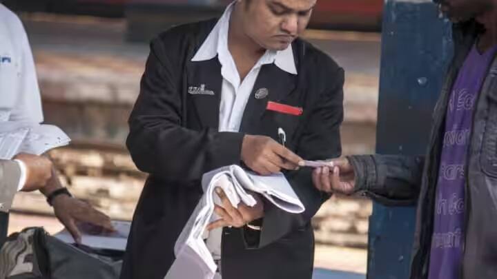 જો કોઈ મુસાફર ઉતાવળમાં હોય અને તેની પાસે ફક્ત પ્લેટફોર્મ ટિકિટ હોય, તો ટ્રેનમાં ચઢ્યા પછી, તેણે પહેલા TTE નો સંપર્ક કરવો પડશે. નિયમો અનુસાર, તે ત્યાં જઈને ટિકિટ મેળવી શકે છે. એટલે કે, તે પ્લેટફોર્મ ટિકિટ સાથે ટ્રેનમાં ચઢી શકે છે.