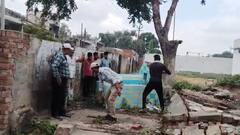 अलीगढ़ में रेलवे की जमीन पर बनीं दो अवैध मजार ध्वस्त, पुलिस की मौजूदगी में हुई कार्रवाई