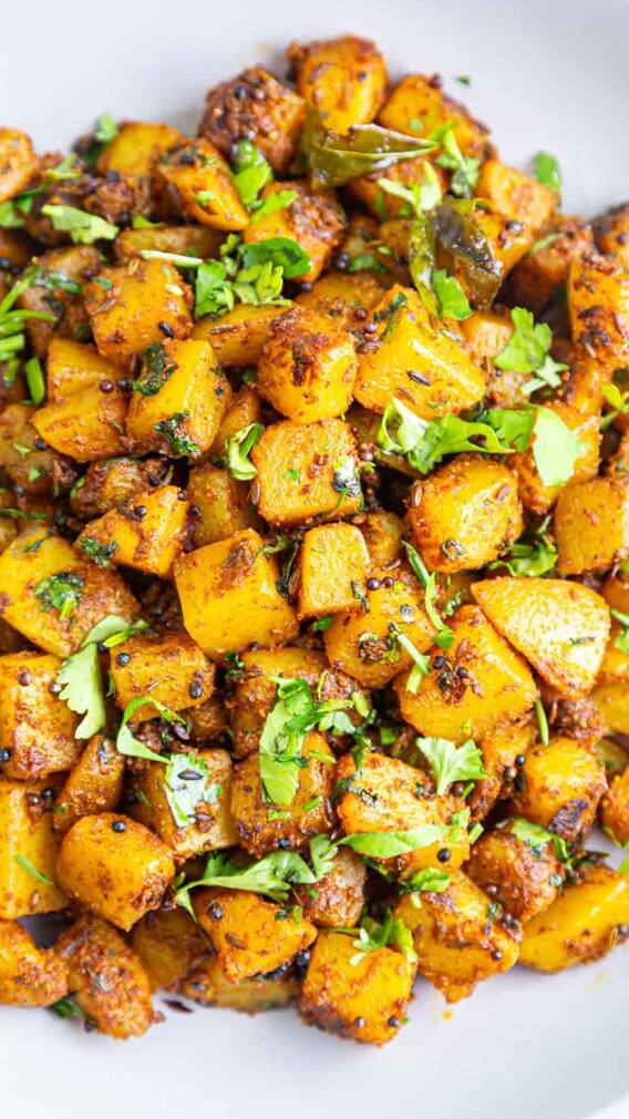 दिल्ली वालों की नई लत, इस ठेले के फ्राइड आलू को खाने के लिए लगती है भीड़