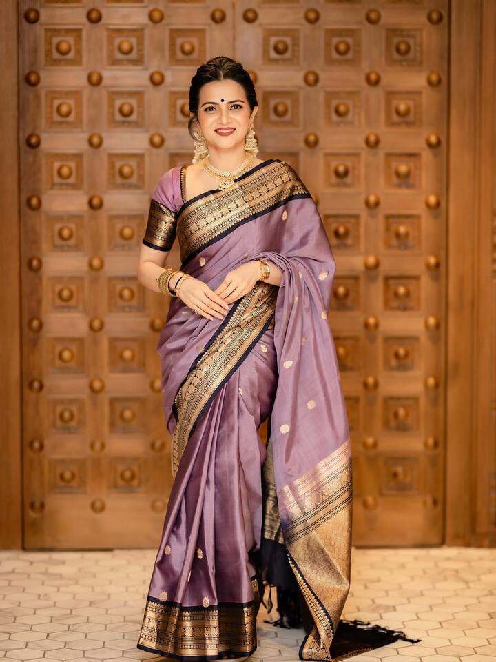 பட்டு உடையில் அழகிய போஸ் கொடுத்து ஸ்டில்களை வெளியிட்டுள்ளார். சீரியல் நடிகை சைத்ரா ரெட்டி தான் அந்த சேலையில் அவருக்கு கிஃப்ட் ஆக கொடுத்தாராம்.