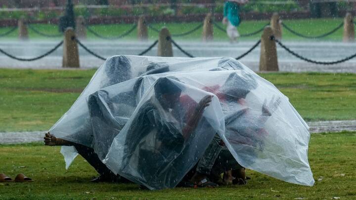 কলকাতাতেও বিক্ষিপ্তভাবে মাঝারি বৃষ্টি হবে। দক্ষিণবঙ্গে মঙ্গলবার পর্যন্ত ভারী বৃষ্টি চলবে। সমুদ্র উত্তাল থাকায় ওড়িশা এবং পশ্চিমবঙ্গ উপকূলে মৎস্যজীবীদের মাছ ধরতে যেতে নিষেধ করা হয়েছে।