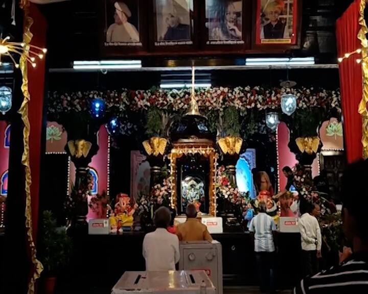 गणपती मंदिरातील गणरायाच्या मुख्य मूर्तीच्या डाव्या आणि उजव्या बाजूला दोन्हीही मूर्ती बसविण्यात येतात. उत्सवानंतर मूर्ती सुरक्षितस्थळी ठेवण्यात येतात.