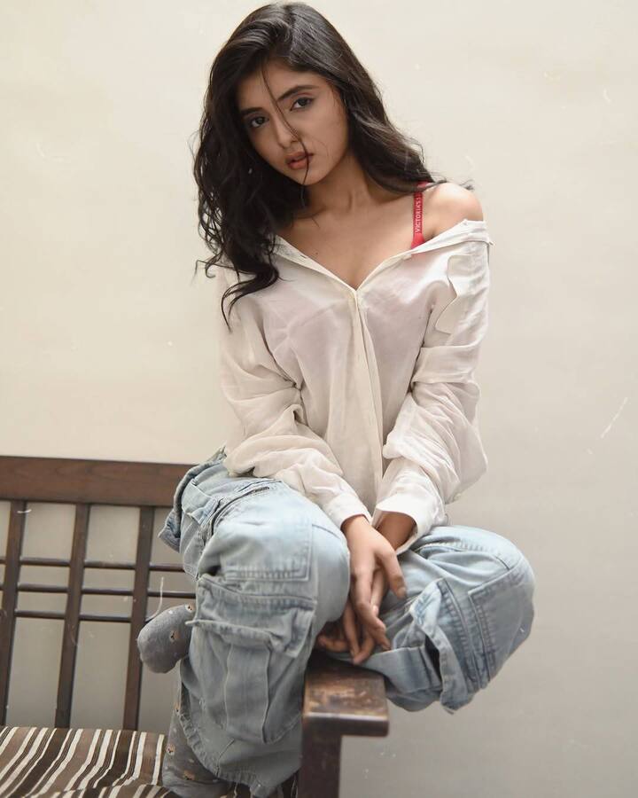 खुशी माली – ये शो में सोनालिका जोशी यानि सोनू का किरदार निभाती हैं. रिपोर्ट्स के अनुसार प्रति एपिसोड इनकी फीस भी 10 से 15 हजार के बीच में ही है. बता दें कि ये जानकारी मीडियो रिपोर्ट्स के अनुसार ही है, मेकर्स की तरफ से कभी इनकी फीस पर कोई बात नहीं की गई है.