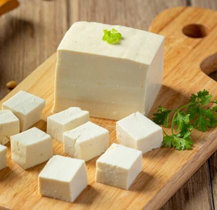 ਆਇਓਡਿਨ ਟੈਸਟ – ਇਸ ਲਈ ਤੁਹਾਨੂੰ ਆਇਓਡਿਨ ਸਾਲਿਊਸ਼ਨ ਦੀ ਲੋੜ ਹੋਵੇਗੀ। ਸਭ ਤੋਂ ਪਹਿਲਾਂ ਪਨੀਰ ਨੂੰ ਗਰਮ ਪਾਣੀ ਵਿੱਚ ਪਾ ਕੇ 2 ਮਿੰਟ ਲਈ ਪਕਾਓ। ਇਸ ਤੋਂ ਬਾਅਦ ਪਨੀਰ ਵਿੱਚ ਆਇਓਡਿਨ ਦੀਆਂ 2 ਤੋਂ 3 ਬੂੰਦਾਂ ਪਾਓ ਅਤੇ ਚੈਕ ਕਰੋ। ਜੇ ਇਸ ਦਾ ਰੰਗ ਕਾਲਾ ਜਾਂ ਭੂਰਾ ਹੋ ਜਾਵੇ ਤਾਂ ਪਨੀਰ ਨਕਲੀ ਹੈ।