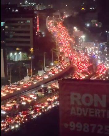 निगरगट्ट सत्ताधाऱ्यांचेही एका अर्थाने बरोबरच आहे,कारण निवडणूकीत जय श्रीराम बोलले की त्यांना मतं मिळतात भले त्यांनी कितीही शेण खाल्लेले असावे,हे त्यांना चांगलेच समजले आहे, असा हल्लाबोलही राजू पाटलांनी केला. आमचे बालकमंत्री बबड्या भाऊ पुढे हतबल आहेत, ते काहीच करू शकत नाही. त्यामुळे आता तरी लवकरात लवकर मुख्यमंत्री देवेंद्र फडणवीस व संबंधित खात्यानेच यात लक्ष घालून हे काम किमान दिवाळी संपेपर्यंत बंद ठेवावे अन्यथा यापुढे लोकांना या रस्त्यावर लावलेले पत्रे उखडून फेकून देण्याशिवाय पर्याय उरणार नाही,अर्थात त्या लोकांसोबत आम्हीही असूच याची नोंद घ्यावी, असा इशारा राजू पाटील यांनी दिला.