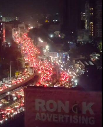 आता गणपती व नंतर लगेचच नवरात्री व दिवाळी पण येत आहेत ,त्यामुळे वाहतूक कोंडीत अजूनच भर पडेल. विद्यार्थ्यांच्या शाळा बुडो की चाकरमानी कामावर उशीरा पोहचो, पाऊस पडून तो लोकांच्या घरात जावो की या वाहतूककोंडीत कोणाचे जीव जावोत, आमच्या इथल्या निगरगट्ट सत्ताधाऱ्यांना त्याचे काहीही सोयरसुतक नाही.त्यांना सध्या फक्त इतरांचे पक्ष फोडून पक्ष प्रवेश घेण्यात जास्त रस आहे , मग भले या भयंकर वाहतूक कोंडीत आमच्या माता-भगिनी 4-4 तास अडकून राहिल्या तरी या निर्लज्जांना काहीही फरक पडत नाही, अशी टीका राजू पाटील यांनी केली.