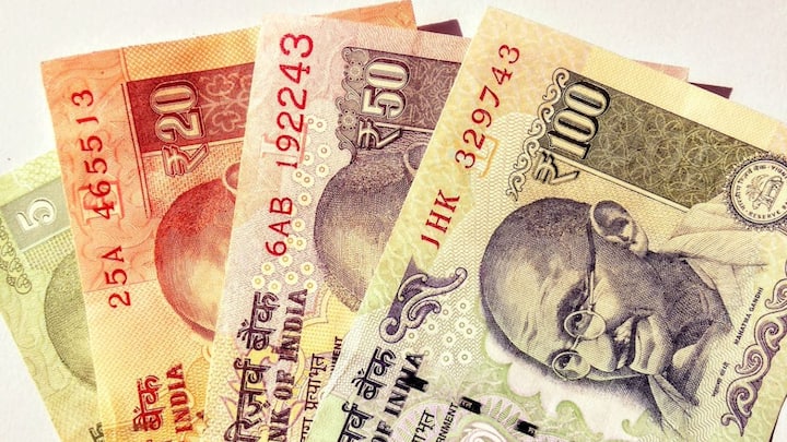 ప్రతి సంవత్సరం RBI లక్షల కోట్ల నోట్లను ముద్రిస్తుంది. నివేదికల ప్రకారం.. 2022-23 సంవత్సరంలో RBI నోట్లను ముద్రించడానికి దాదాపు 4,900 కోట్ల రూపాయలు ఖర్చు చేసింది. ఈ ఖర్చు ప్రతి సంవత్సరం నోట్ల డిమాండ్, పాత నోట్లను తిరిగి తీసుకోవడంపై ఆధారపడి ఉంటుంది.