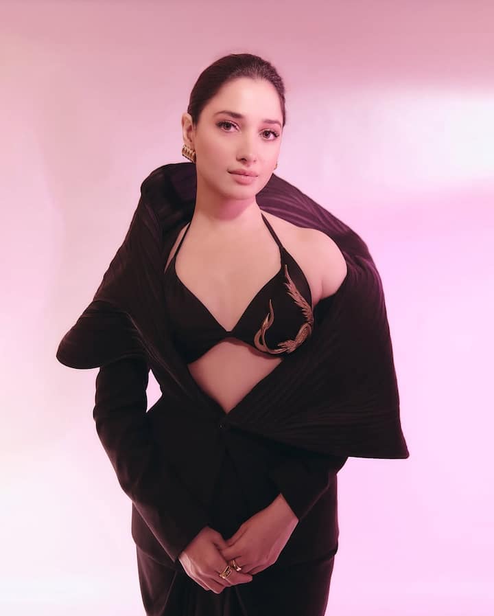 In this picture, the actress is wearing a black color outfit. He has carried a black blazer over Black Bralate, showing his confidant and stylish style. The hair is tied to the sleek and tight back and has completed his look with minimal makeup. In this look, she looks quite modern, elegant and glamorous.