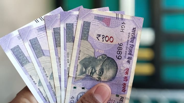 अब अगर सिक्कों की बात करें तो इन्हें बनाने का खर्च ज्यादा लगता है. उदाहरण के तौर पर 1 रुपये का सिक्का बनाने में सरकार को करीब 1.6 रुपये खर्च करना पड़ता है.