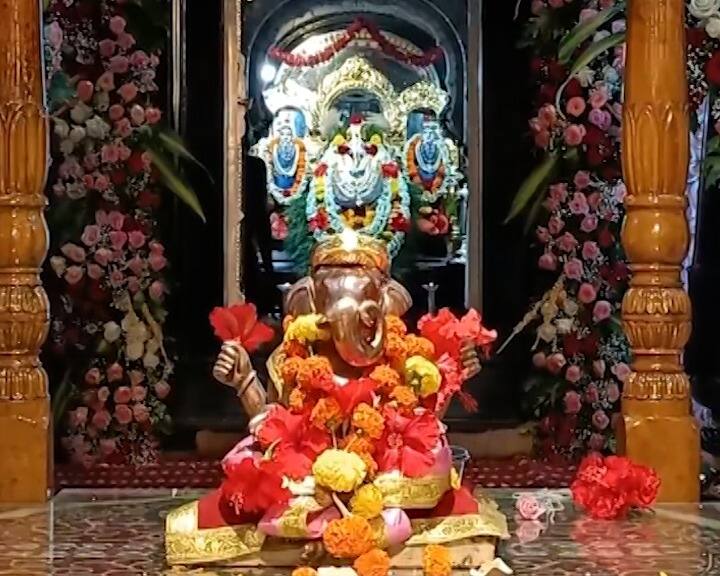 गणेश चतुर्थीच्या आधी या चोर गणपतीची प्रतिष्ठापना होते. साडेतीन फुटांच्या दोन मूर्तींची प्रतिष्ठापना होते.