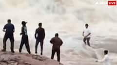ओडिशा: वॉटरफॉल में वीडियो बना रहा था यूट्यूबर, अचानक बढ़ा पानी और साथ बहा ले गया, देखें VIDEO