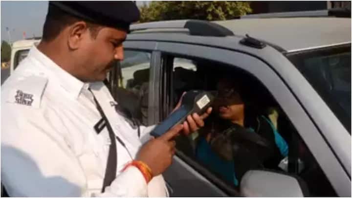 अगर कोई व्यक्ति दिए गए समय के भीतर चालान का भुगतान कर देता है. तो उसे केवल उतनी जुर्माना भरना होता है. जितना नियम तोड़ने पर तय किया गया थी. यानी शुरुआत में किसी तरह का एक्सट्रा जुर्माना नहीं देना पड़ता. यही वजह है कि समय पर चालान भरना हमेशा फायदेमंद होता है.