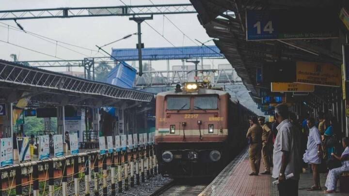 तो ऐसे में उसके साथ क्या होगा यही सवाल बार-बार उठता है. रेलवे ने इस बात को ध्यान में रखकर भी नियम बनाए हैं. बिना टिकट सफर करना पूरी तरह गैरकानूनी माना जाता है और उस पर जुर्माना भी लगता है. लेकिन प्लेटफार्म टिकट होने पर अलग प्रक्रिया होती है.