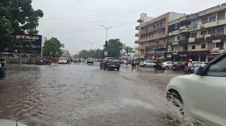 હવામાન વિભાગની તાજેતરની આગાહી અનુસાર, ગુજરાતના અનેક જિલ્લાઓમાં આગામી ત્રણ કલાકમાં વરસાદ પડી શકે છે. સાબરકાંઠા, ગાંધીનગર, અરવલ્લી, જૂનાગઢ, અમરેલી, ગીર સોમનાથ, ભરૂચ, આણંદ, વડોદરા, છોટાઉદેપુર, નર્મદા, પંચમહાલ, દાહોદ, ખેડા, મહીસાગર, પાટણ, મહેસાણા, સુરત, તાપી, દ્વારકા, પોરબંદર, રાજકોટ, જામનગર, બનાસકાંઠા, અમદાવાદ અને ભાવનગરમાં મધ્યમ વરસાદની શક્યતા છે. જ્યારે કચ્છ, મોરબી, સુરેન્દ્રનગર, બોટાદ, નવસારી, વલસાડ, દમણ, દાદરા નગર હવેલી અને ડાંગ જેવા વિસ્તારોમાં હળવો વરસાદ થવાની આગાહી કરવામાં આવી છે.